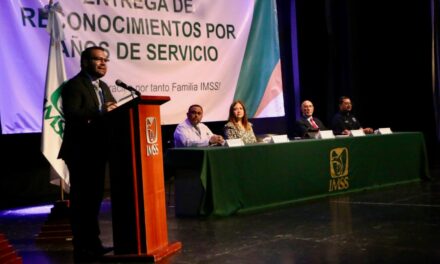 Autoridades del IMSS entregan reconocimiento a personal por 25 y 30 años de servicio