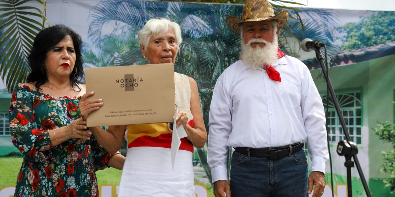 Celebran entrega de escrituras de la Casa del Maestro Jubilado