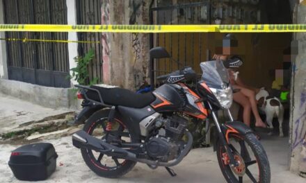 Detiene Policía Tepic a dos hombres con motocicleta robada