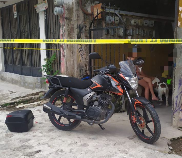 Detiene Policía Tepic a dos hombres con motocicleta robada