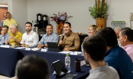 Trabajo en equipo proponen Héctor Santana García y Luis Ernesto Munguía González a empresarios de la Bahía.