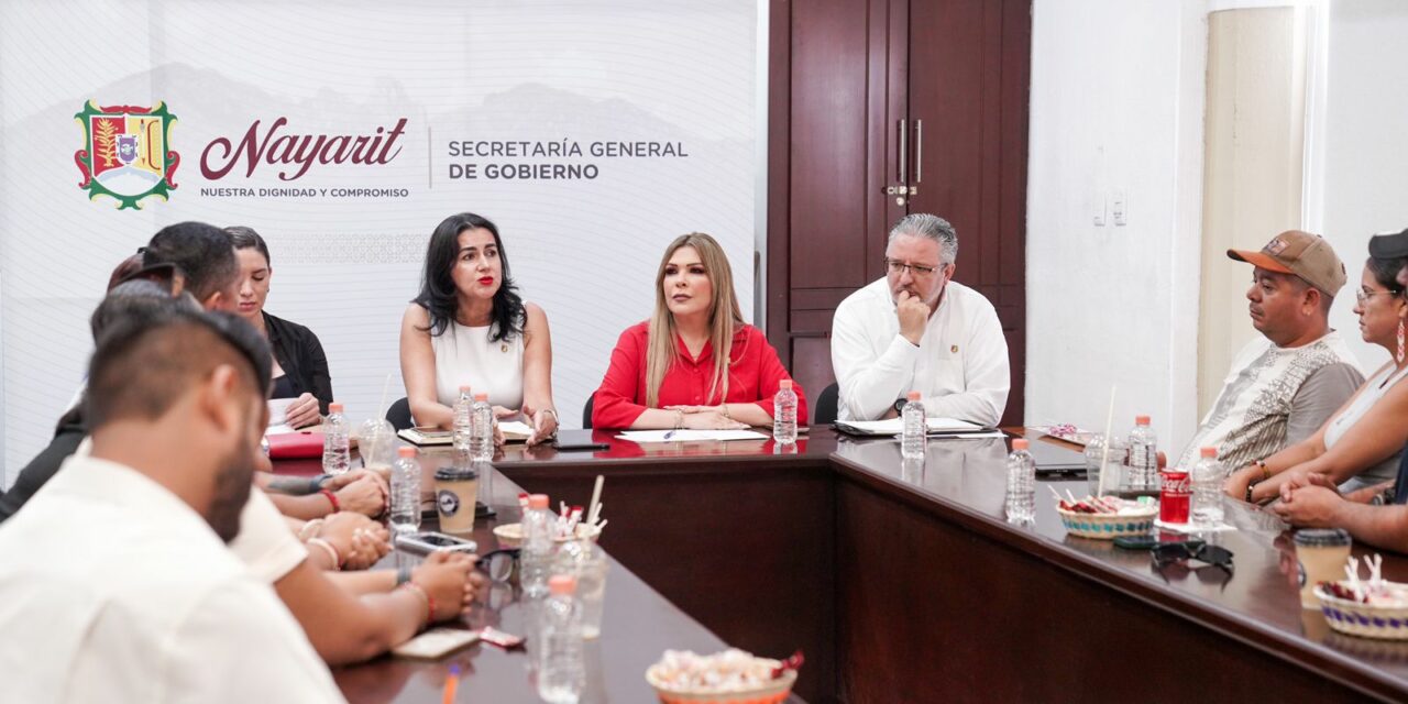 Atiende Rocío Esther González García A Habitantes De La Peñita, Municipio De Compostela