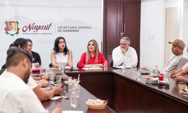 Atiende Rocío Esther González García A Habitantes De La Peñita, Municipio De Compostela