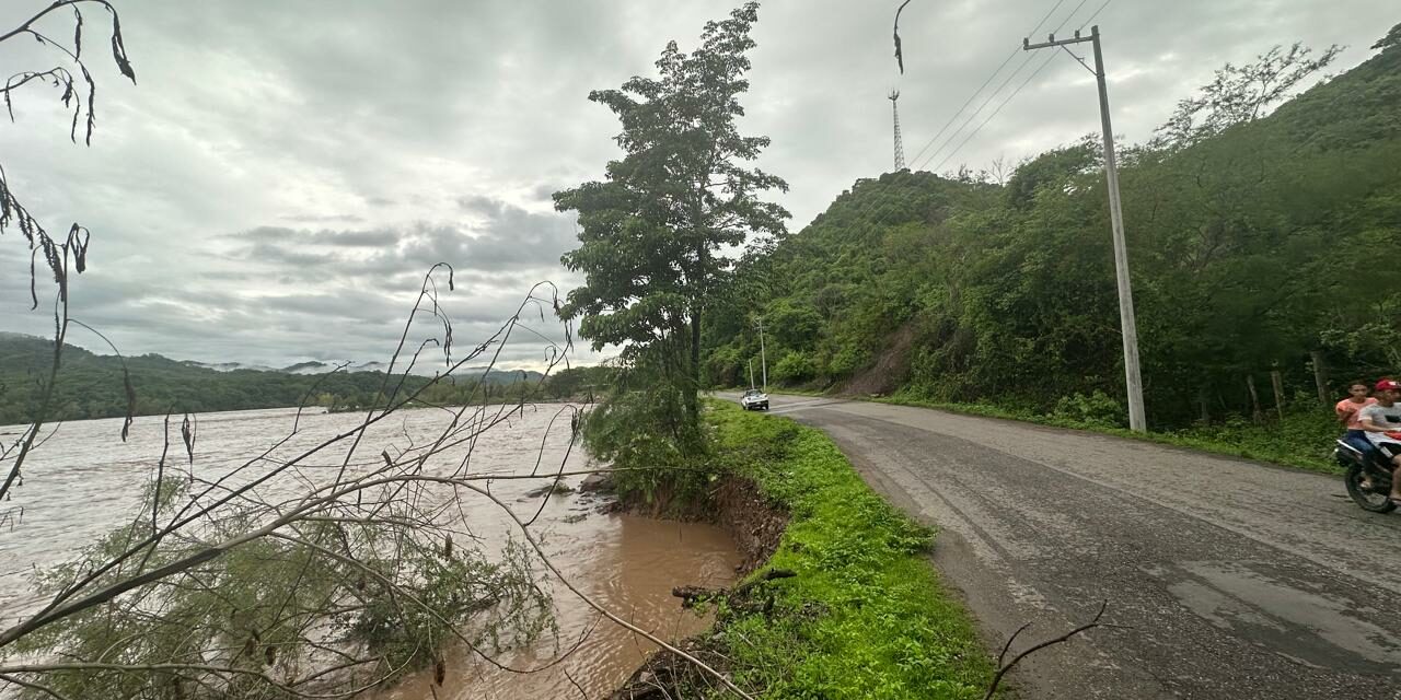 Gobierno Municipal atiende socavón en Los Sauces generado por el Río Ameca