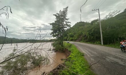 Gobierno Municipal atiende socavón en Los Sauces generado por el Río Ameca