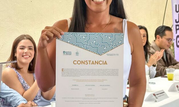 ENTREGAN CONSTANCIA COMO REGIDORA A MELISSA MADERO