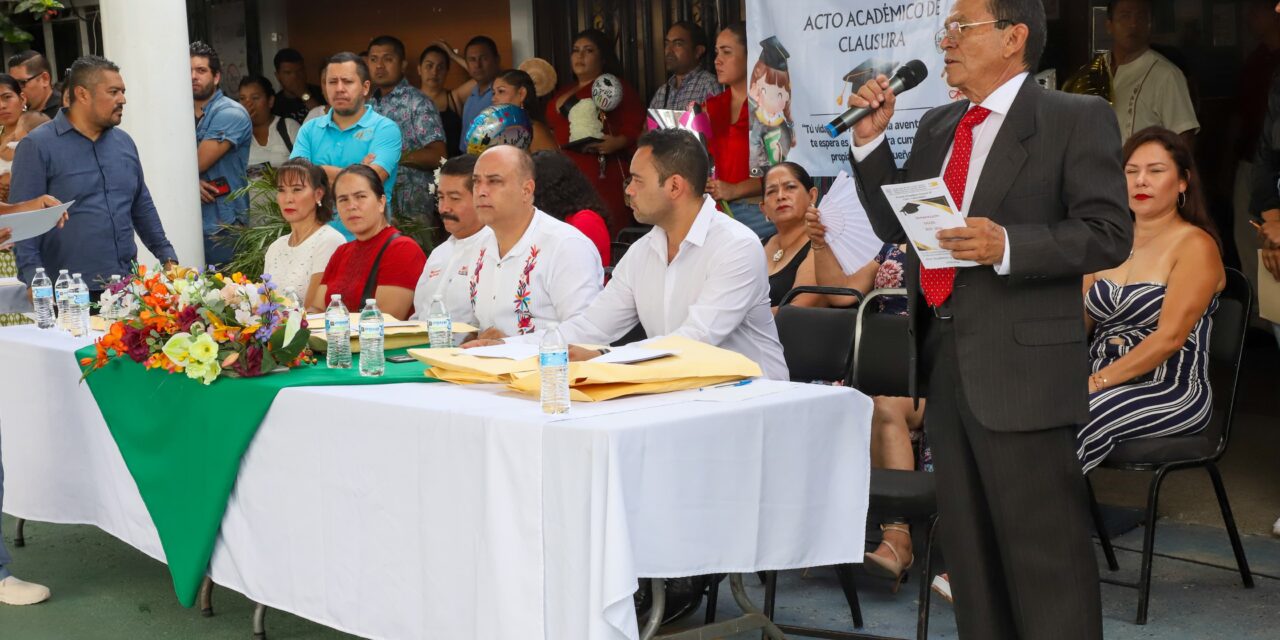 INVITA ALCALDE A ALUMNOS A SEGUIR LUCHANDO POR SUS SUEÑOS