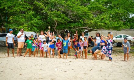 Realizan jornada de limpieza en Playa La Manzanilla niños de los talleres de verano