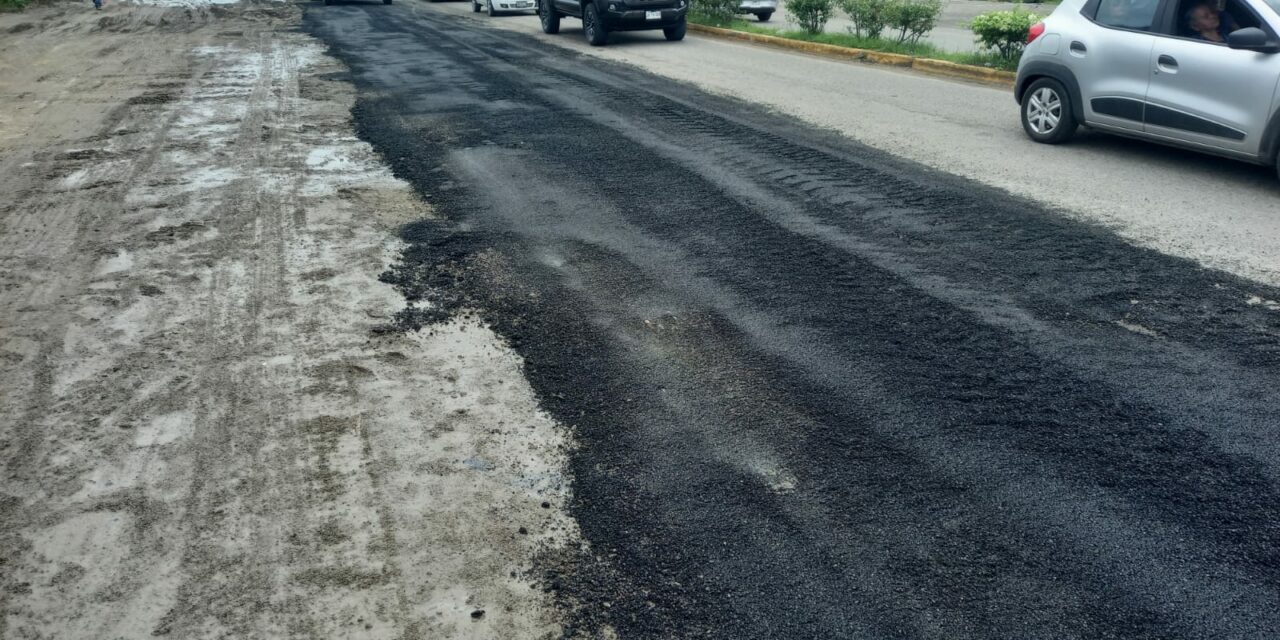 El gobierno municipal no para, en estos momentos realiza trabajos de bacheo en el crucero de El Manguito