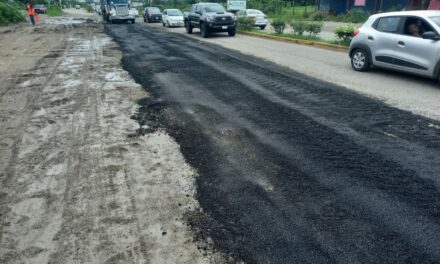 El gobierno municipal no para, en estos momentos realiza trabajos de bacheo en el crucero de El Manguito