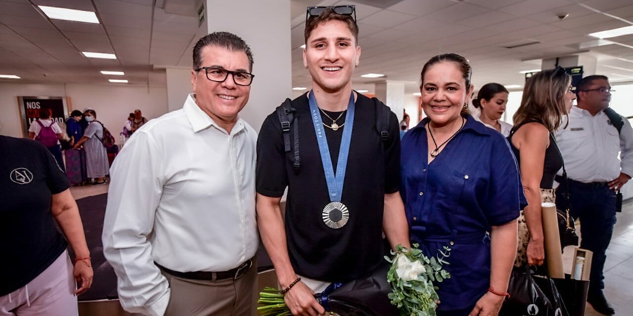 ¡Llegó el Campeón! Alcalde recibe a Marco Verde en su llegada a Mazatlán