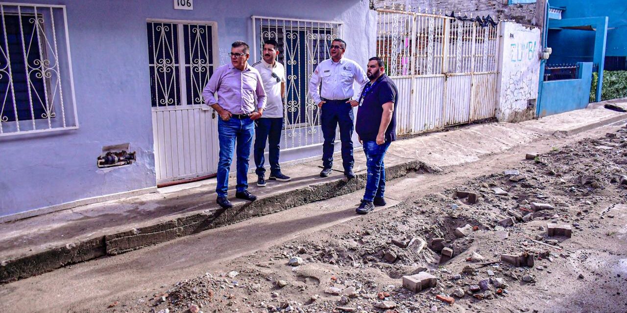 ALCALDE SUPERVISA OBRA EN PROCESO EN CALLEJÓN MAR BÁLTICO EN LA COLONIA LÁZARO CÁRDENAS