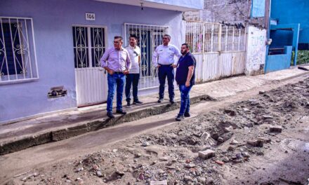 ALCALDE SUPERVISA OBRA EN PROCESO EN CALLEJÓN MAR BÁLTICO EN LA COLONIA LÁZARO CÁRDENAS