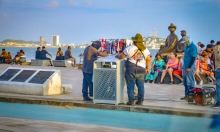 SERVICIOS PÚBLICOS INSTALA NUEVOS CONTENEDORES DE BASURA A LO LARGO DEL MALECÓN