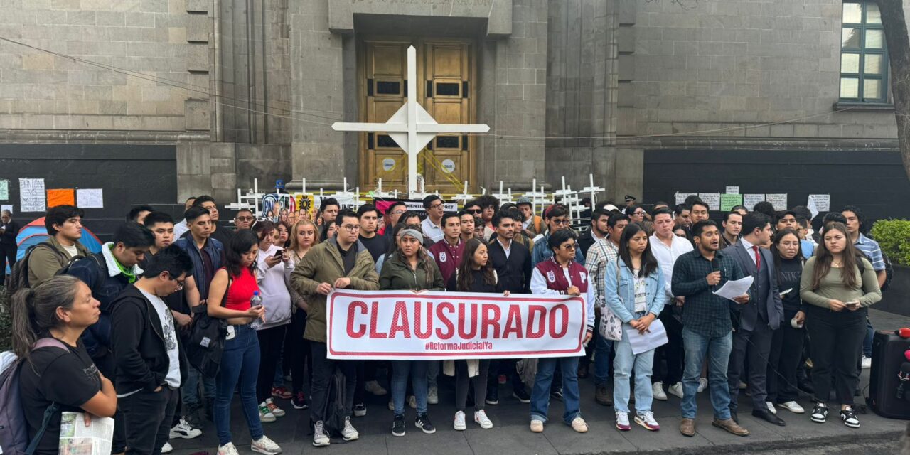 Jóvenes Exigen Reforma al Poder Judicial: Clausura Simbólica de la Suprema Corte