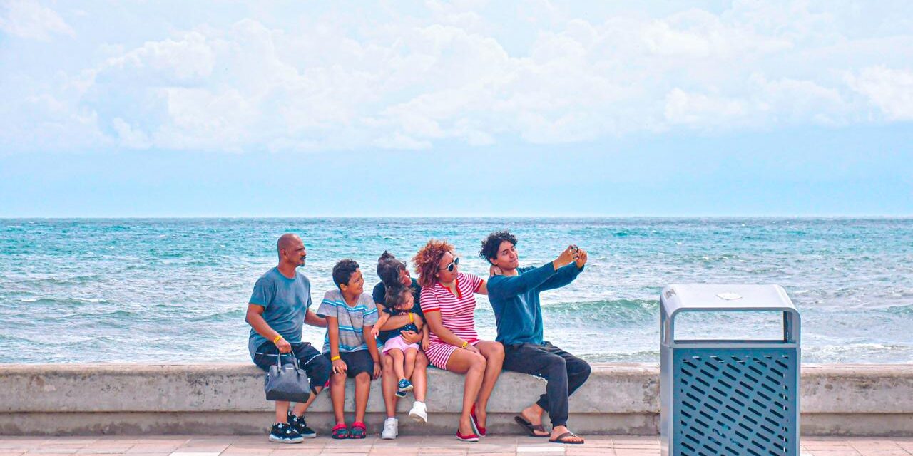 Cientos de turistas llegan a Mazatlán para disfrutar este fin de semana largo