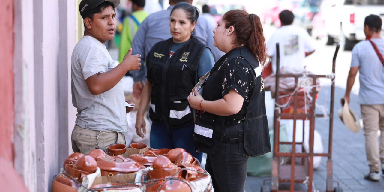 Gobierno de Tepic libera banquetas para los peatones en el Centro