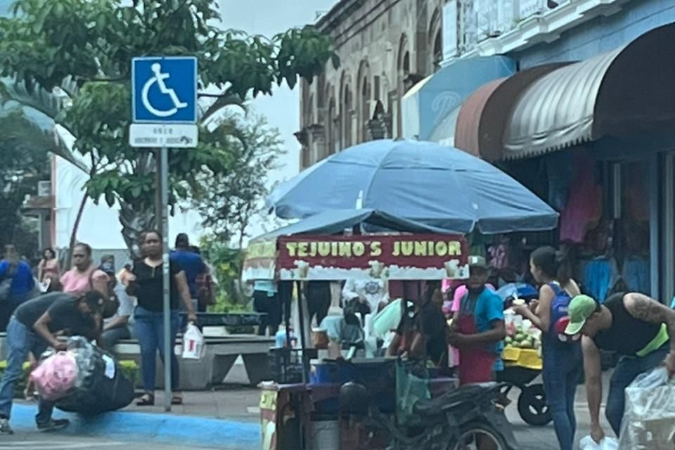 Gobierno de Tepic libera banquetas del Centro para los peatones