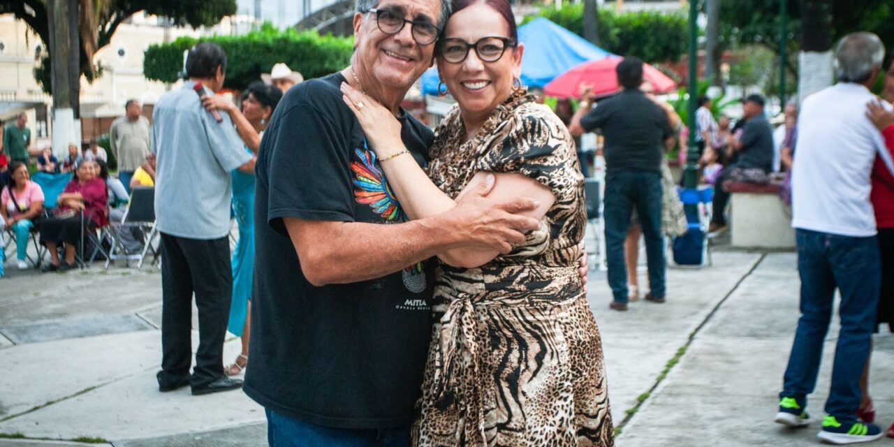 La maestra Anabel Guerrero, presidenta municipal de Xalisco, acudió este domingo junto con su esposo Rubén Medina a la tarde de El Danzón del Corazón, un espacio de disfrute para todas y todos