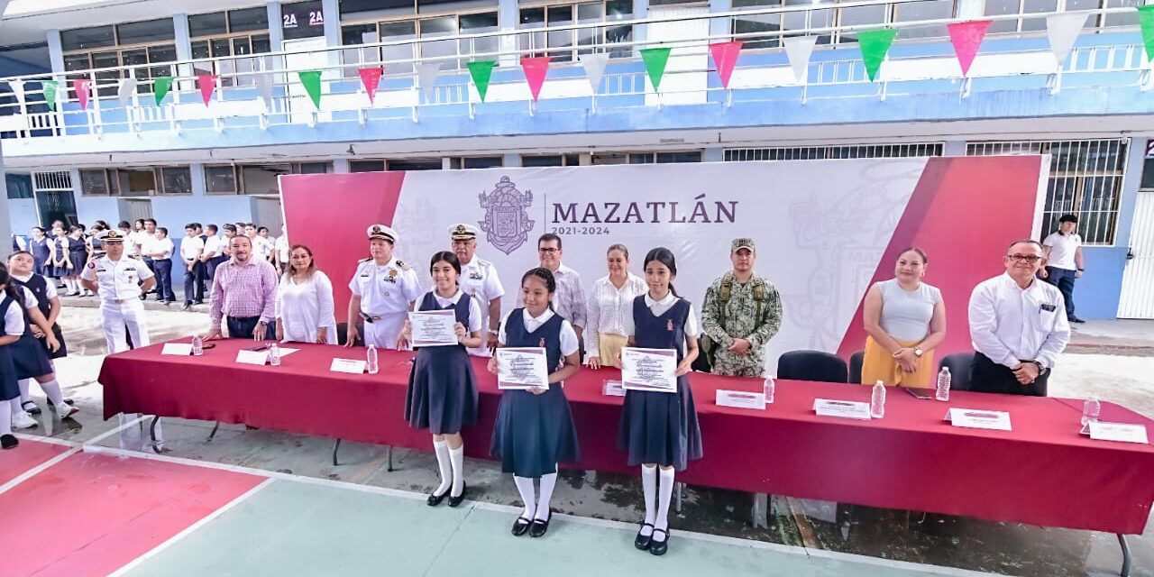 ESCUELA SECUNDARIA MIGUEL HIDALGO CELEBRA EL LUNES CÍVICO CON LA PRESENCIA DE AUTORIDADES LOCALES