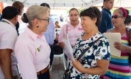 BEATRIZ ESTRADA TRANSFORMA VIDAS EN ACAPONETA