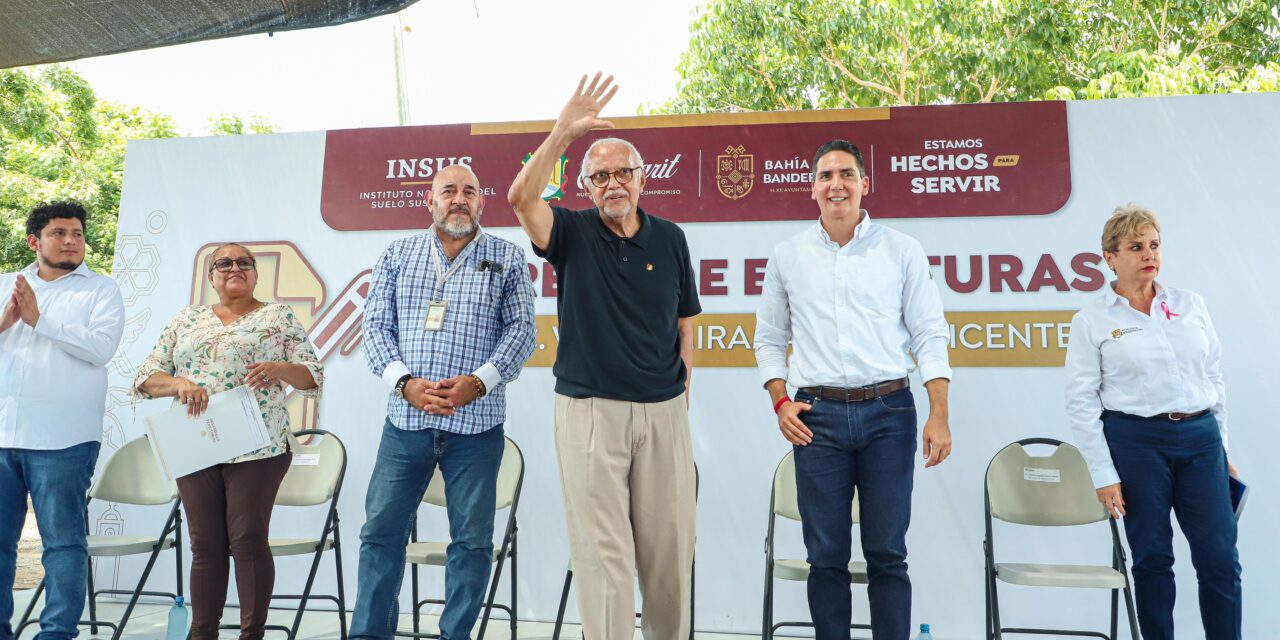 El alcalde Héctor Santana y el gobernador Miguel Ángel Navarro Quintero entregan escrituras a habitantes de Villas Miramar en San Vicente