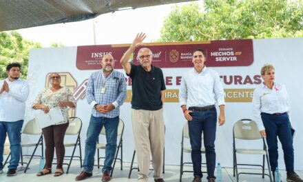 El alcalde Héctor Santana y el gobernador Miguel Ángel Navarro Quintero entregan escrituras a habitantes de Villas Miramar en San Vicente