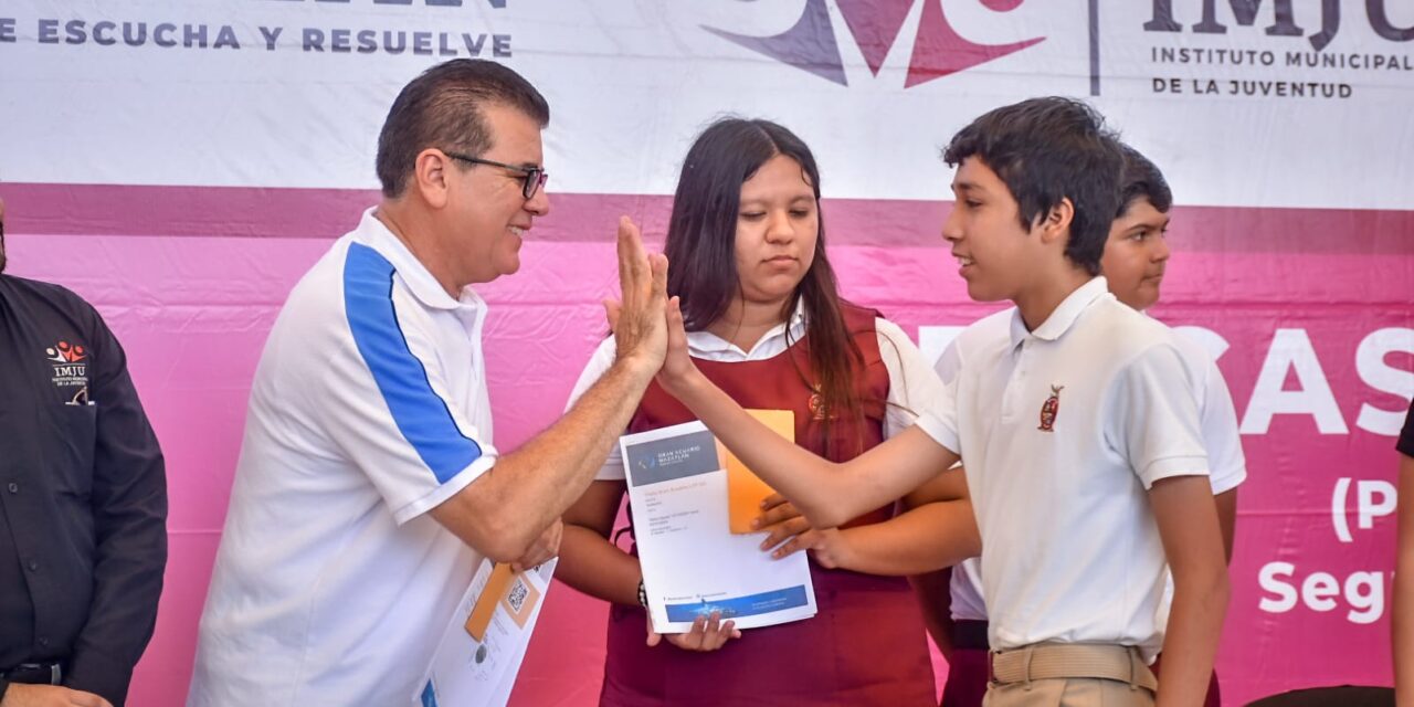 Gobierno Municipal e IMJU entregan becas PROASE a 1,700 estudiantes de secundaria.