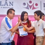 Gobierno Municipal e IMJU entregan becas PROASE a 1,700 estudiantes de secundaria.