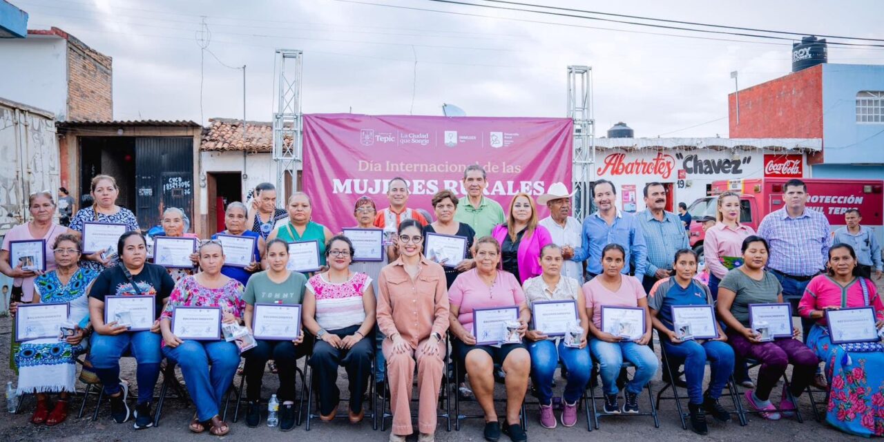 Mujeres de diferentes comunidades de Tepic son reconocidas por Geraldine Ponce