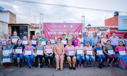 Mujeres de diferentes comunidades de Tepic son reconocidas por Geraldine Ponce