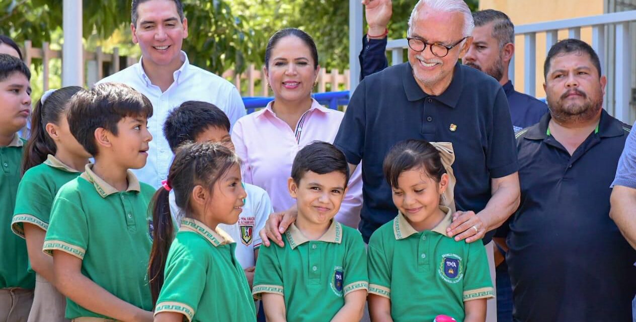 Miguel Ángel Navarro Quintero entrega la primera etapa de la secundaria Juan Escutia de Bahía de Banderas