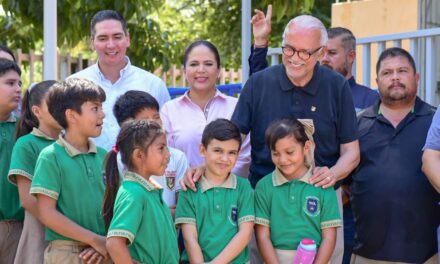 Miguel Ángel Navarro Quintero entrega la primera etapa de la secundaria Juan Escutia de Bahía de Banderas