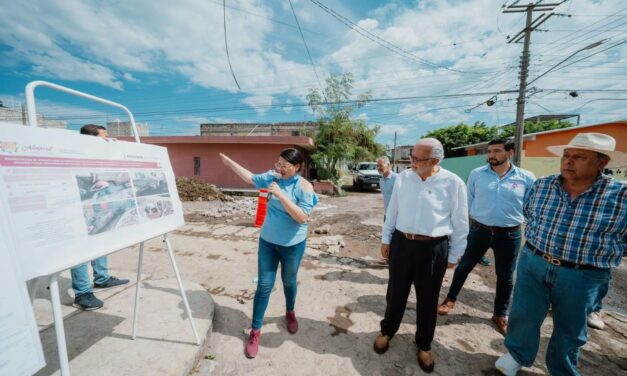 El gobernador del estado, Miguel Ángel Navarro Quintero, visitó la colonia Comerciantes en el municipio de Tepic