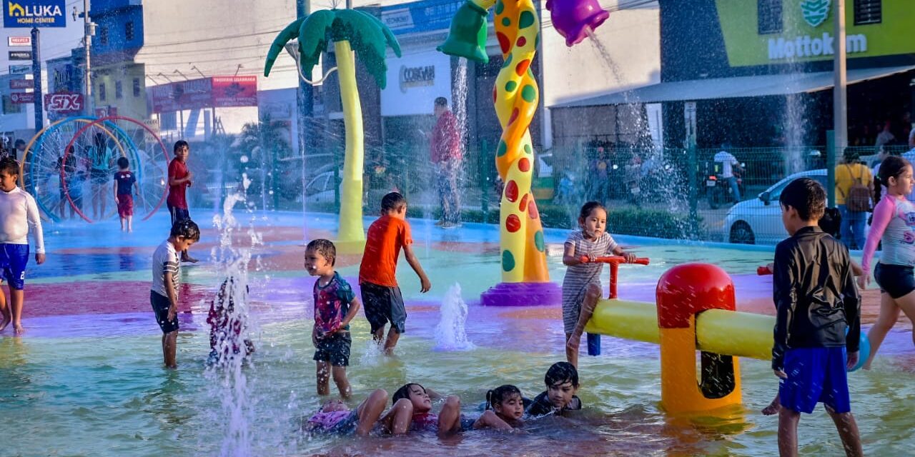 ¡Listos para el chapuzón! Alcalde inaugura rehabilitación del Oasis Interactivo en el Parque Lineal.