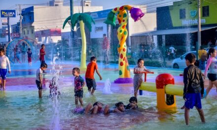 ¡Listos para el chapuzón! Alcalde inaugura rehabilitación del Oasis Interactivo en el Parque Lineal.