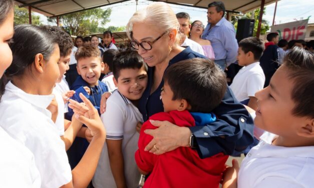 Entrega Beatriz Estrada equipos de cómputo en Compostela