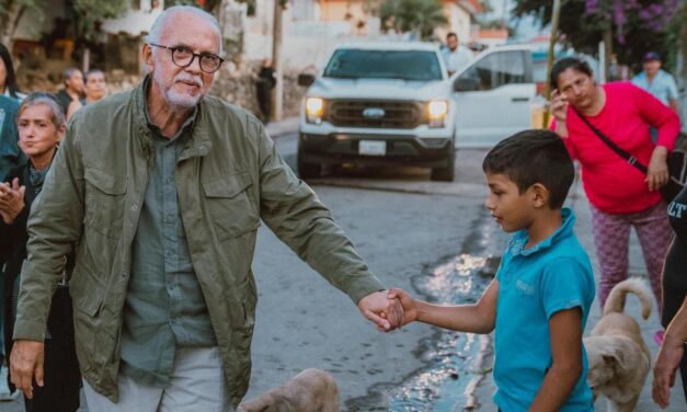 El gobernador del estado de Nayarit, Miguel Ángel Navarro Quintero, visitó la Primaria 12 de Octubre, ubicada en la localidad de El Trapichillo