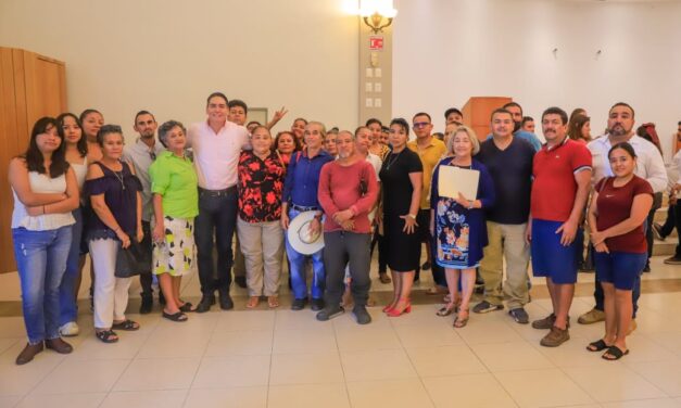 Héctor Santana entrega de 2 mil licencias y tarjetones a comerciantes de Bahía de Banderas