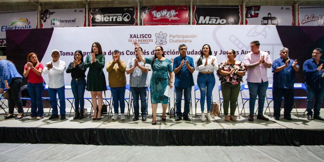 La Maestra Anabel Guerrero, presidenta municipal de Xalisco, encabezó la ceremonia de toma de protesta de los nuevos representantes de los Comités de Acción Ciudadana y Jueces Auxiliares electos