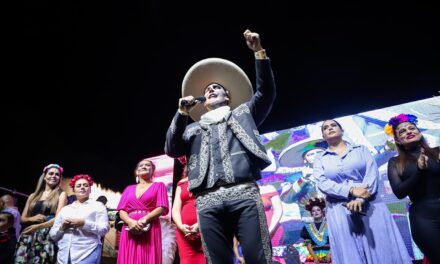 ARRANCA HÉCTOR SANTANA CON ÉXITO EL FESTIVAL INTERNACIONAL DE DÍA DE MUERTOS EN BAHÍA DE BANDERAS CON UN VIBRANTE DESFILE EN SAYULITA