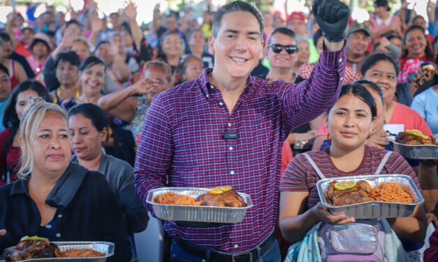 Héctor Santana entrega miles de cenas para cerrar el año en Bahía de Banderas