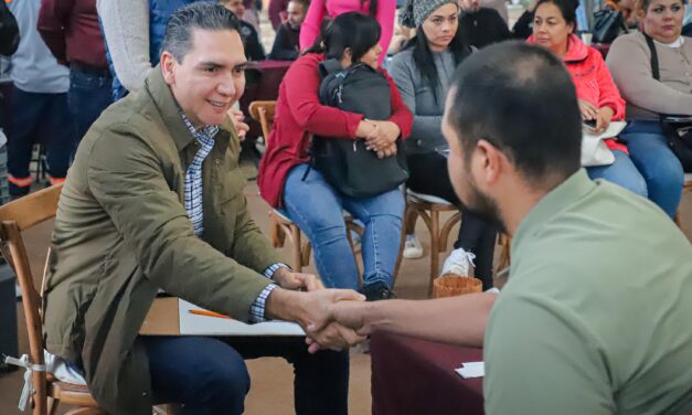 Héctor Santana atiende a ciudadanos de La Misión en la última Audiencia Ciudadana del año en Bahía de Banderas