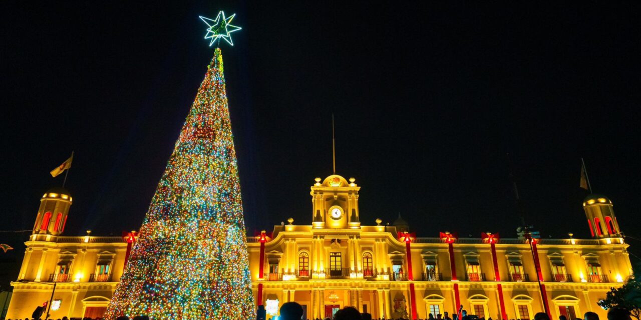 Miguel Ángel Navarro Quintero y Beatriz Estrada encienden árbol navideño frente a Casa de Gobierno