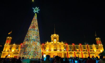 Miguel Ángel Navarro Quintero y Beatriz Estrada encienden árbol navideño frente a Casa de Gobierno