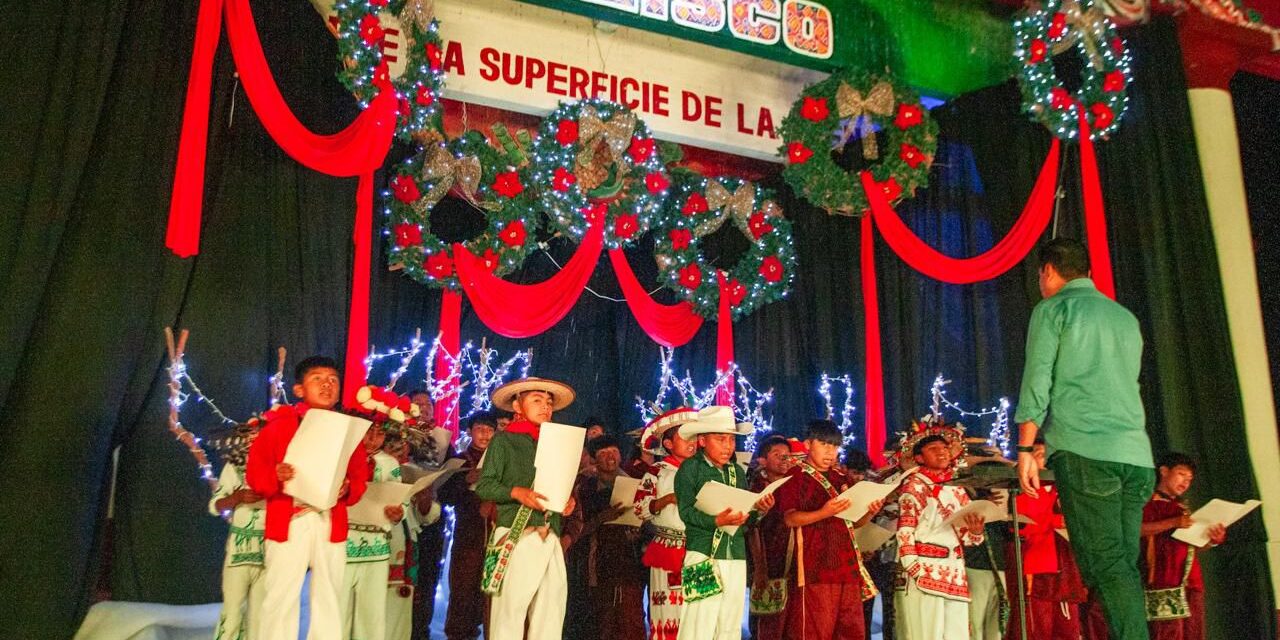 Vive Xalisco la emoción del Gran Desfile Navideño