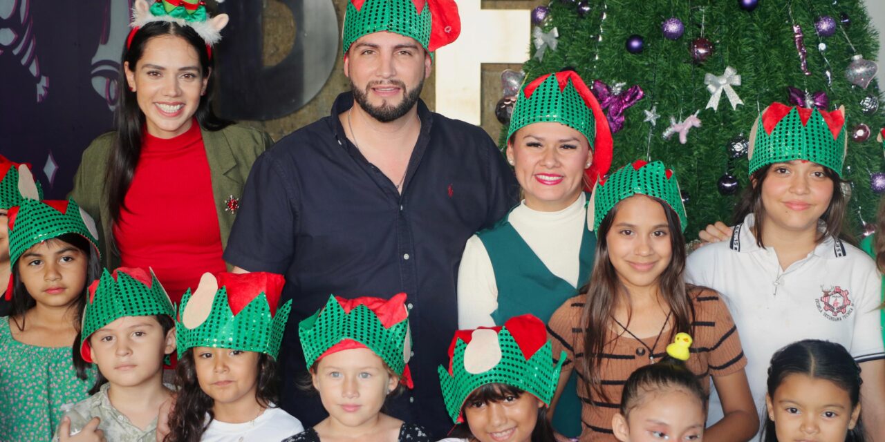 FAMILIA DIF ENCIENDE TRADICIONAL ÁRBOL NAVIDEÑO