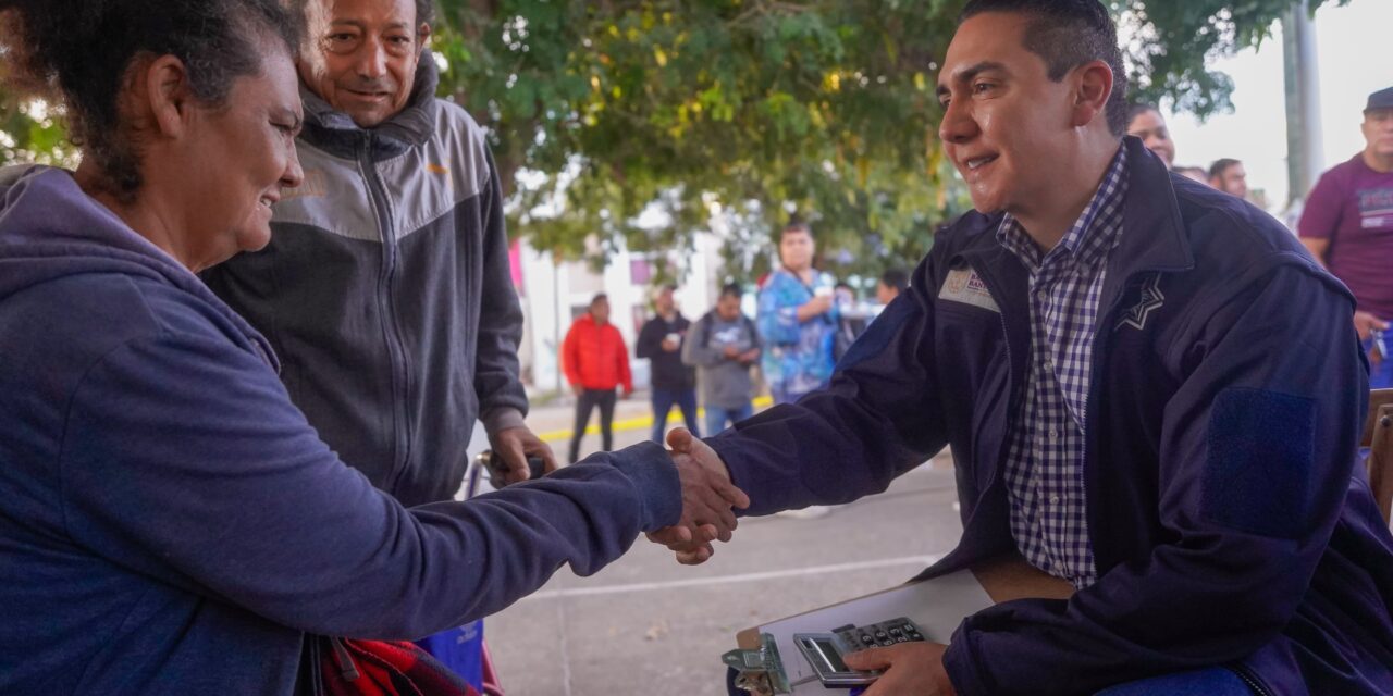 En el Día de Reyes, Héctor Santana escucha a la ciudadanía de Jardines del Sol