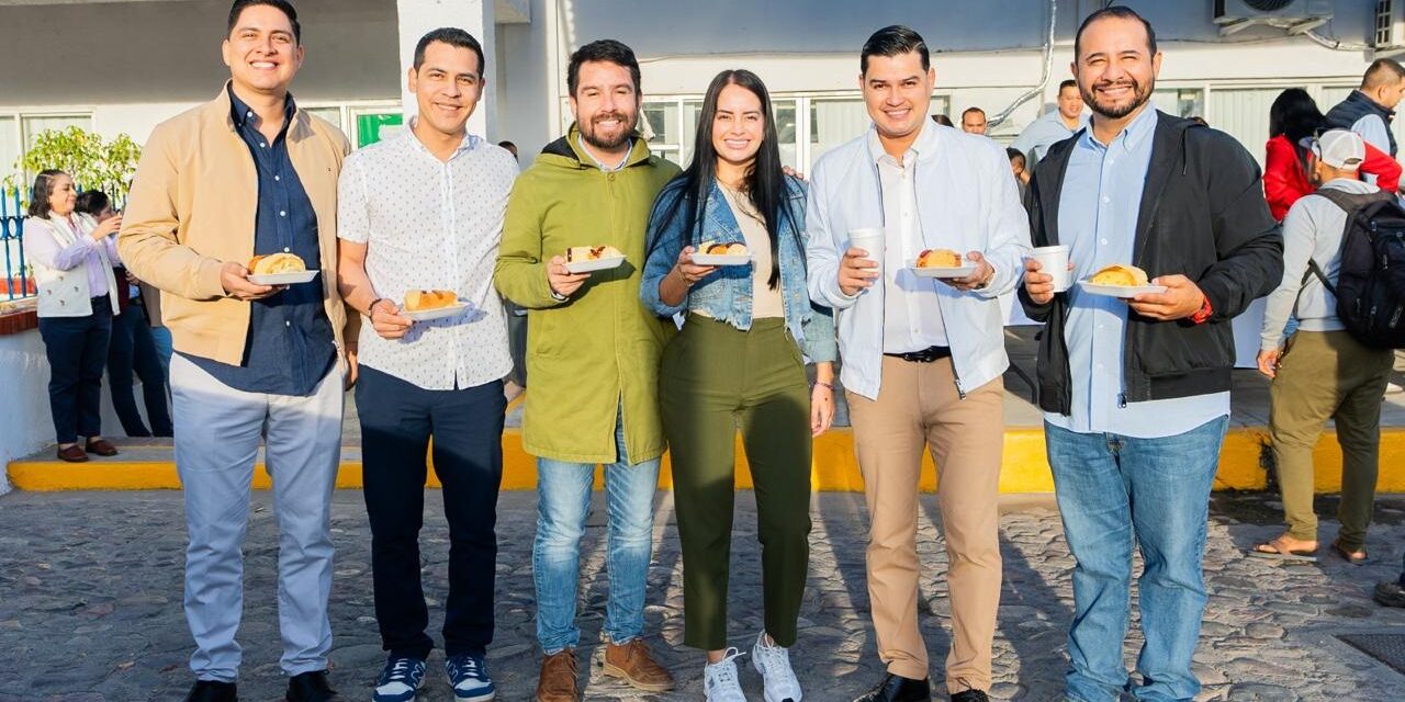 Comparte la Familia SEAPAL la tradicional Rosca de Reyes