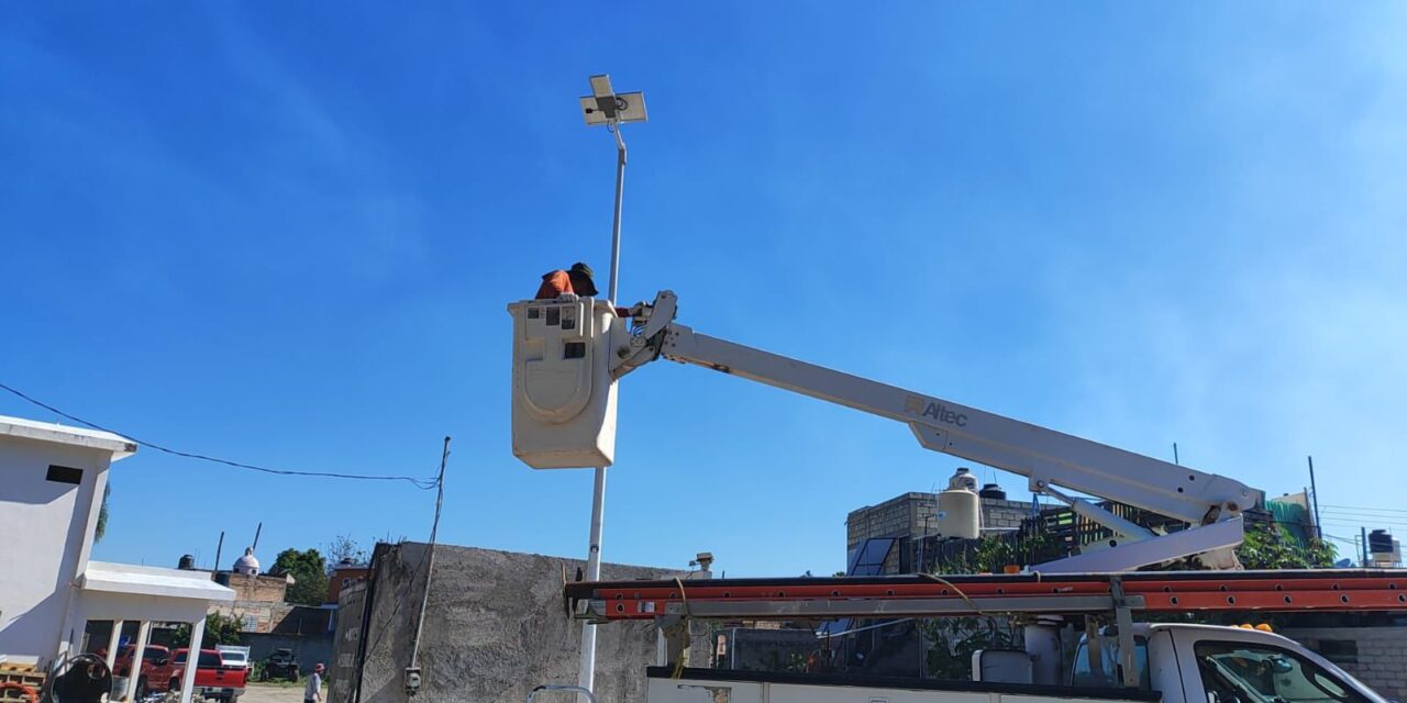 Avanza Gobierno de Xalisco con instalación de lámparas LED y solares